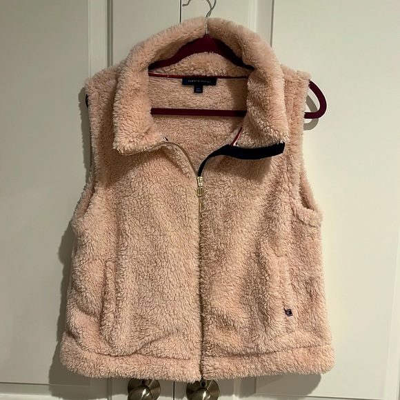 Tommy Hilfiger Jackets & Blazers - Tommy Hilfiger zip up fleece vest. Size L